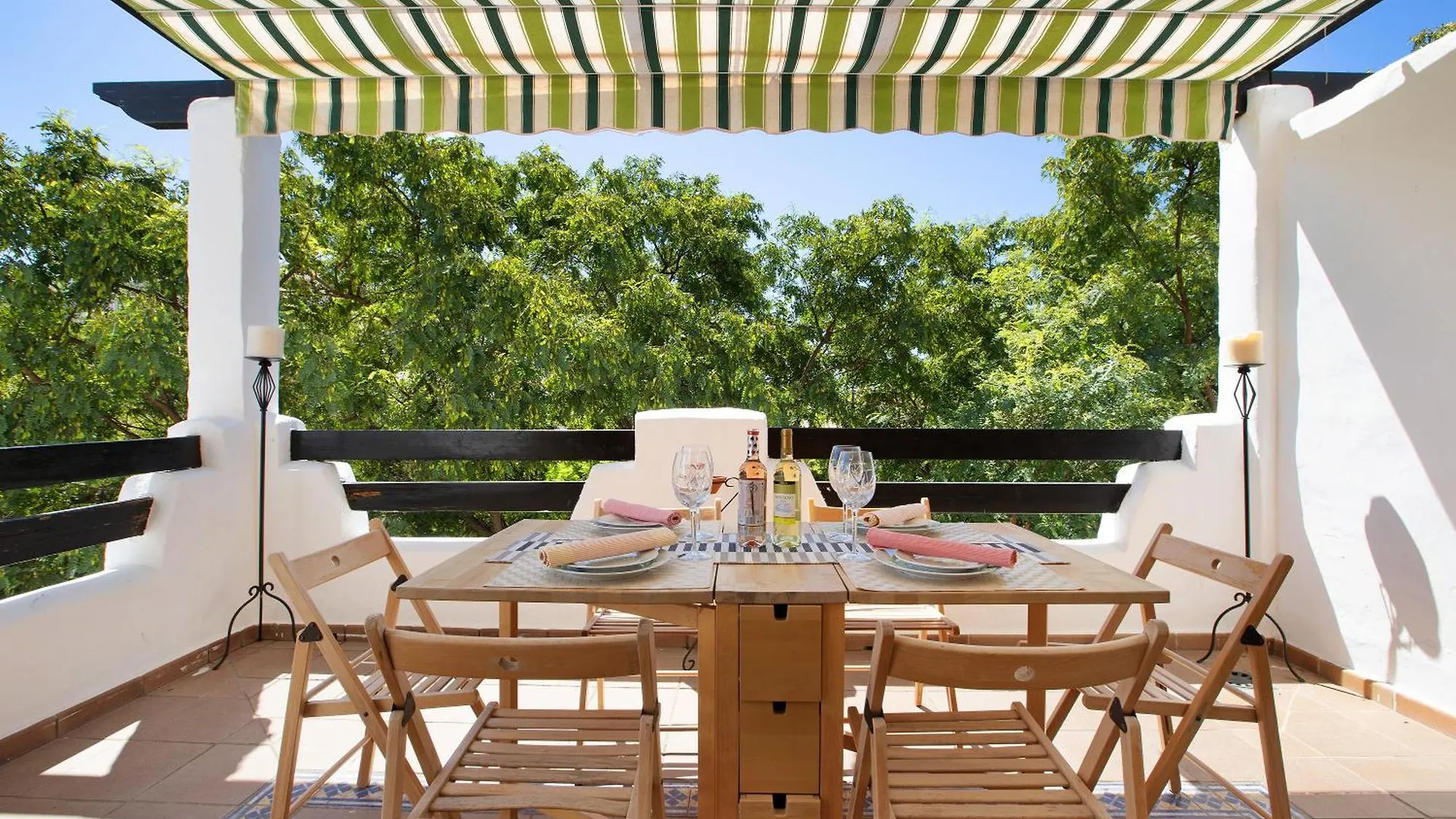 Lovely Open Terrace Beach Apartment 贝纳尔马德纳